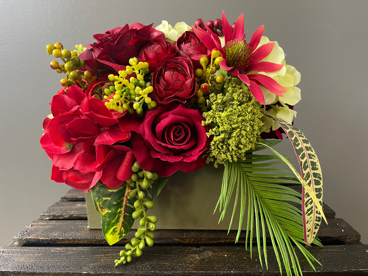 Rent A Rose- Centrepiece in Scarlet and olive green