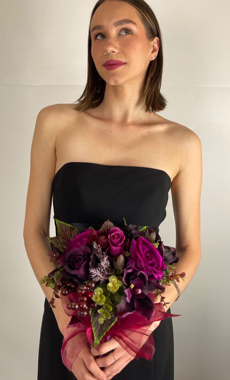 black bridesmaid dresses with red bouquet Color scheme and florals with black bridesmaids dresses : r/weddingplanning